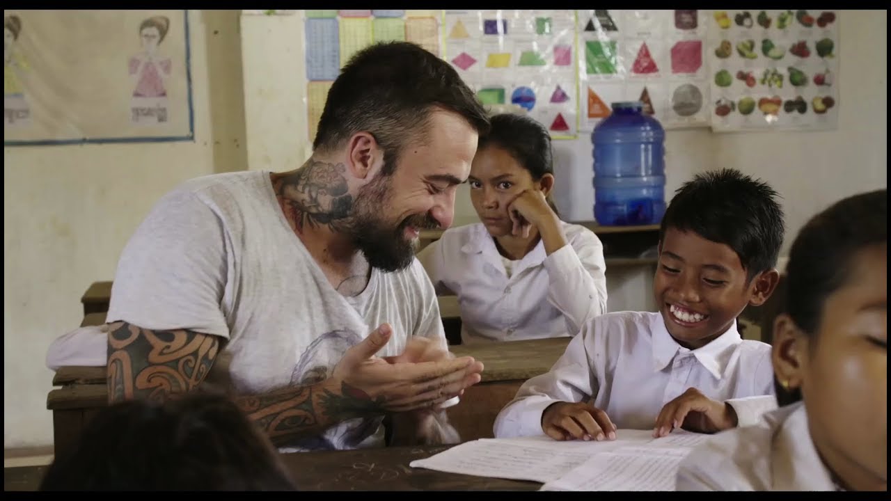 La giornata di un bambino adottato a distanza | Chef Rubio in Cambogia