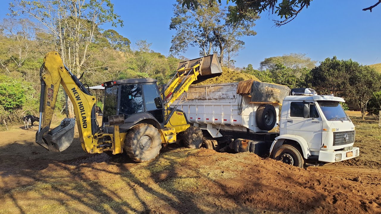 Retroescavadeira enchendo o caminhão com  Silagem de milho. Quantas toneladas caberá nesse caminhão?