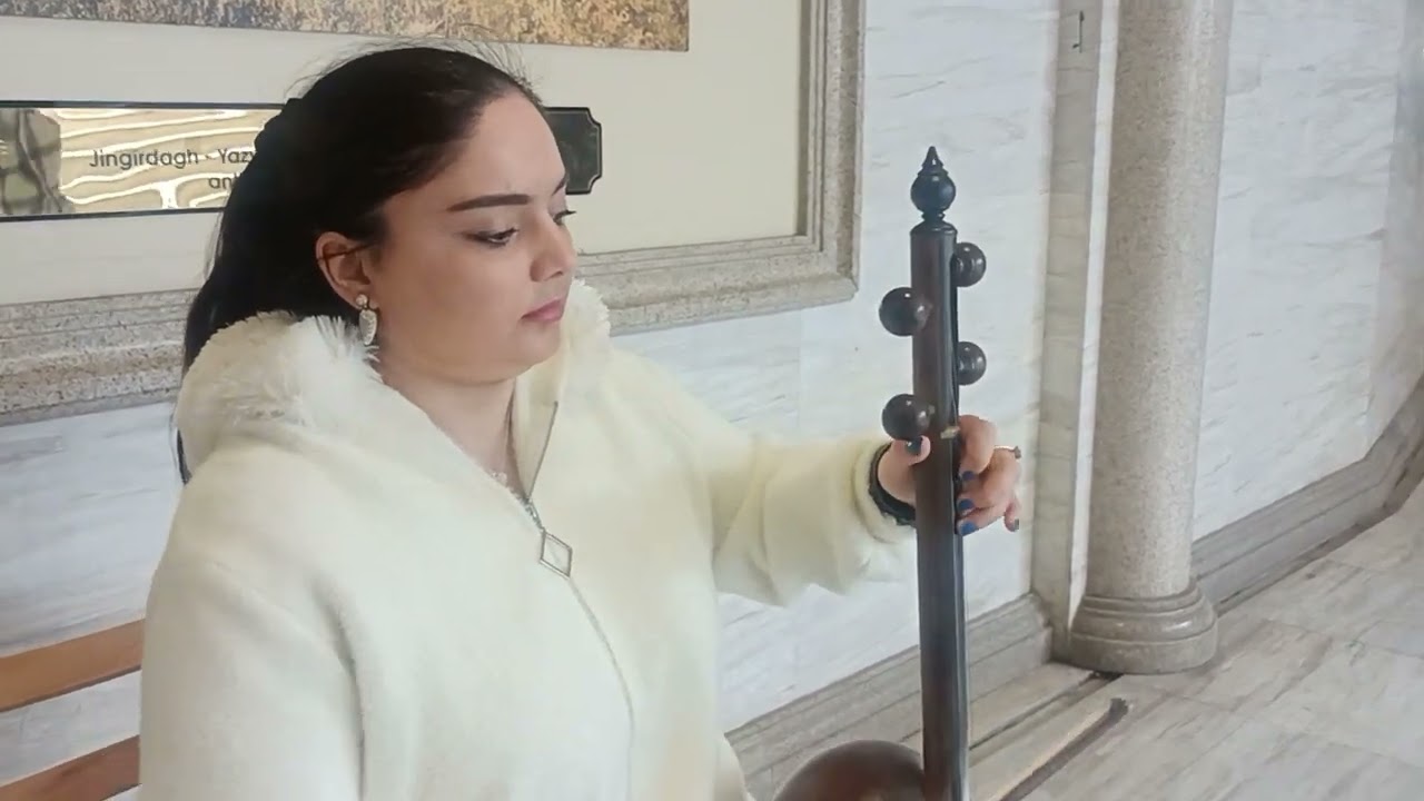 Yeraltı keçidlərin birində öz ifası ilə insanların könlünü açan kaman ifaçısı