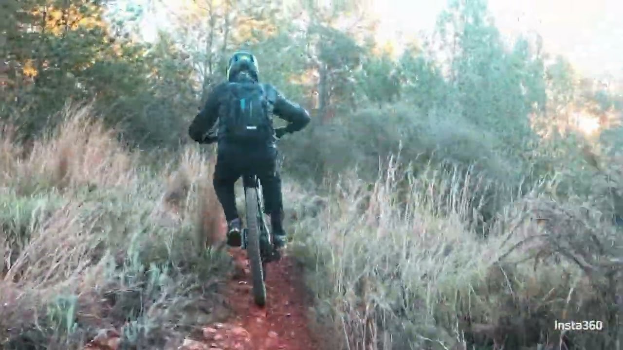 Enduro en bosque Mediterráneo .Piedras, Escalones Curvas ,Sol de cara . Misión imposible 📹1