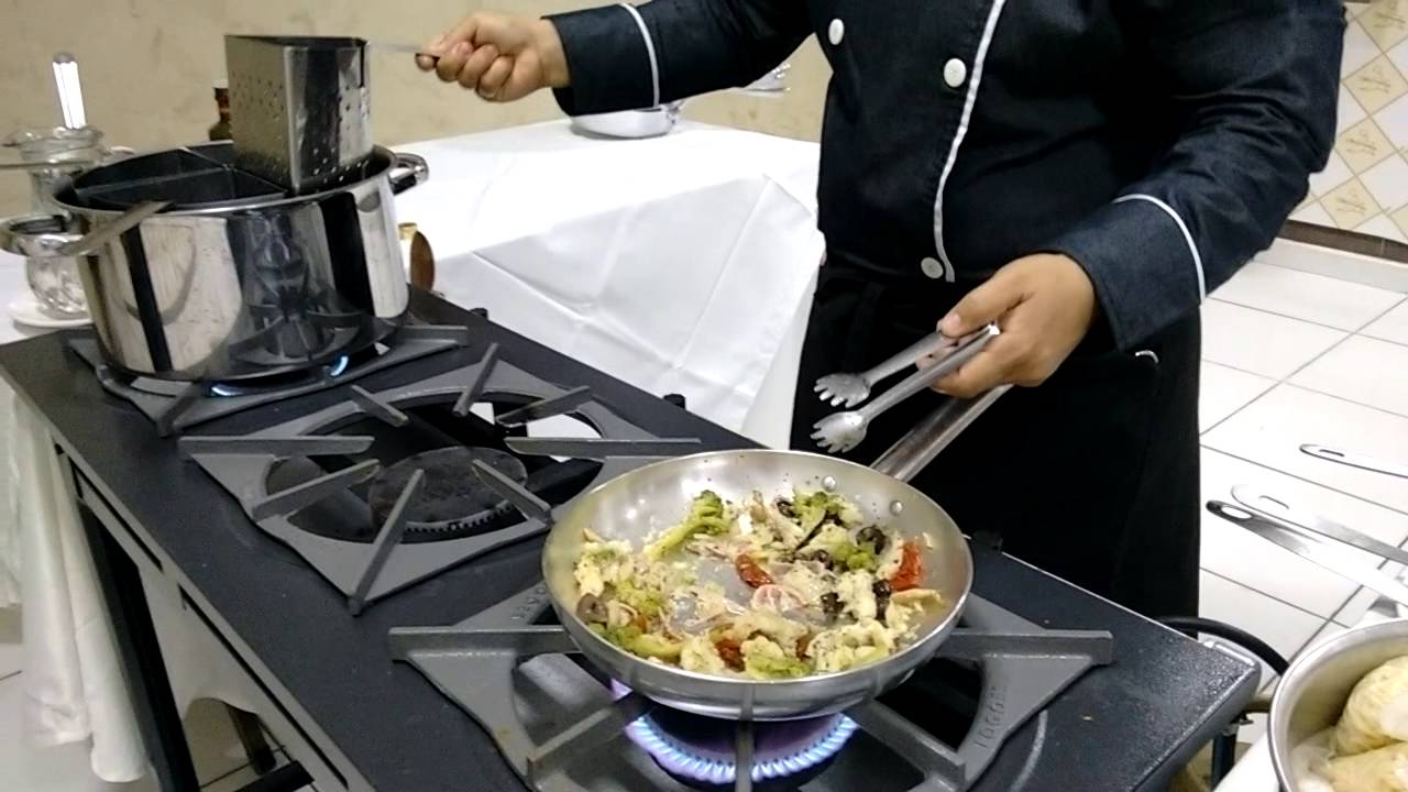 Macarrão ao vivo na Pizzaria Sparttacus
