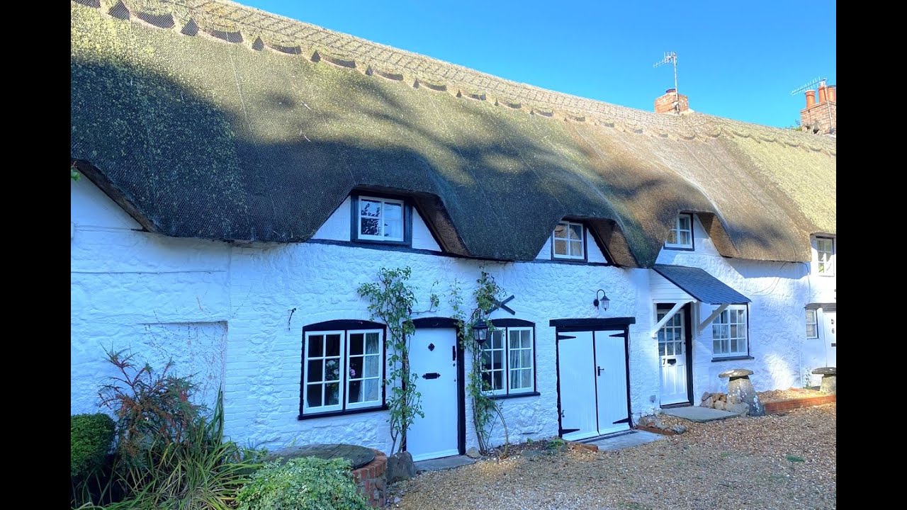 A character house in a quiet lane near the centre of Aldbourne. For sale with Brearley & Rich.