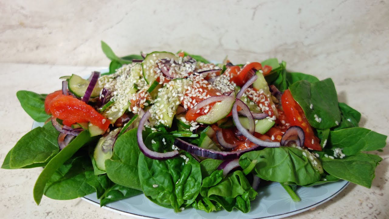 Sałatka ze szpinaku. Kolorowa i bardzo zdrowa sałatka ze szpinakiem