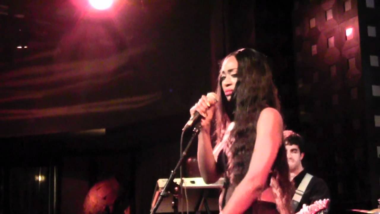 Sonyae Elise Performs 