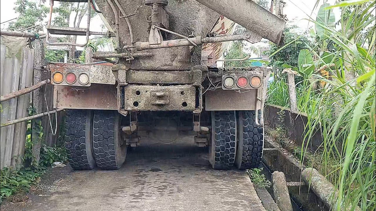 Xe Tải Bồn Chở Bê Tông Tươi Lùi Vào Đường Làng Chật Hẹp Bánh Xe Lòi Ngoài Mương Rất Nghuy Hiểm