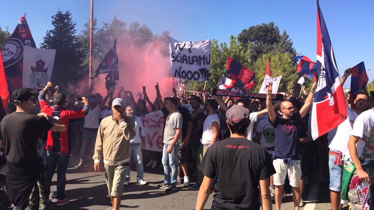 Cosenza-Catanzaro 28.09.2014 FORZA LUPI ALE FORZA FORZA LUPI....Corte fino allo stadio!!