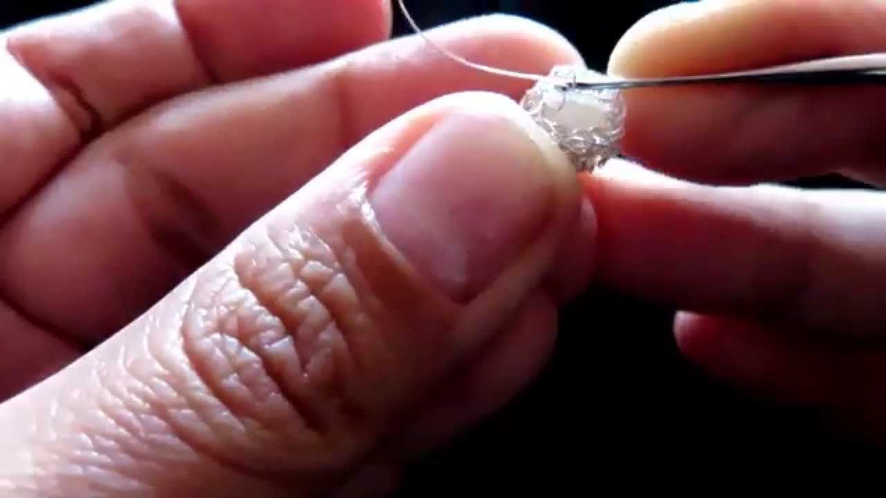 Tejiendo piedras circulares con hilo de plata