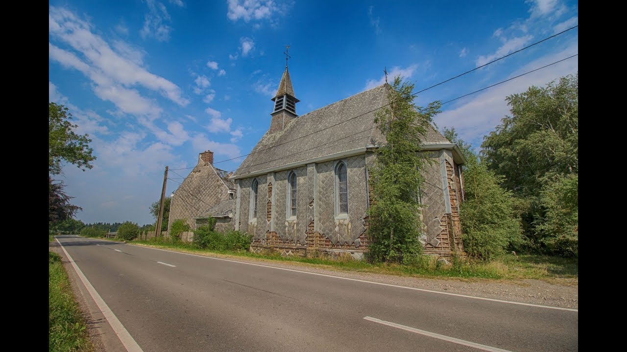 Verlaten kerk met ziekenhuis (bedden zijn er nog)