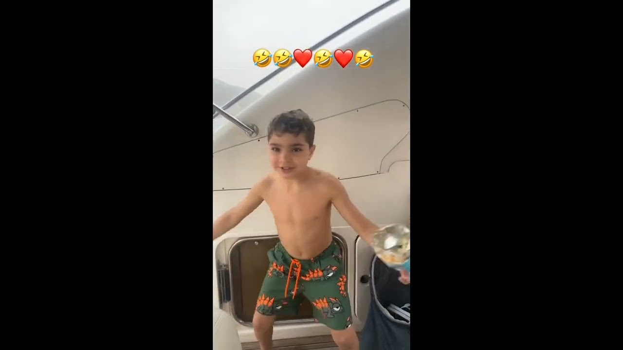 ابن نادين نسيب نجيم يرقص بعفوية على متن الباخرة