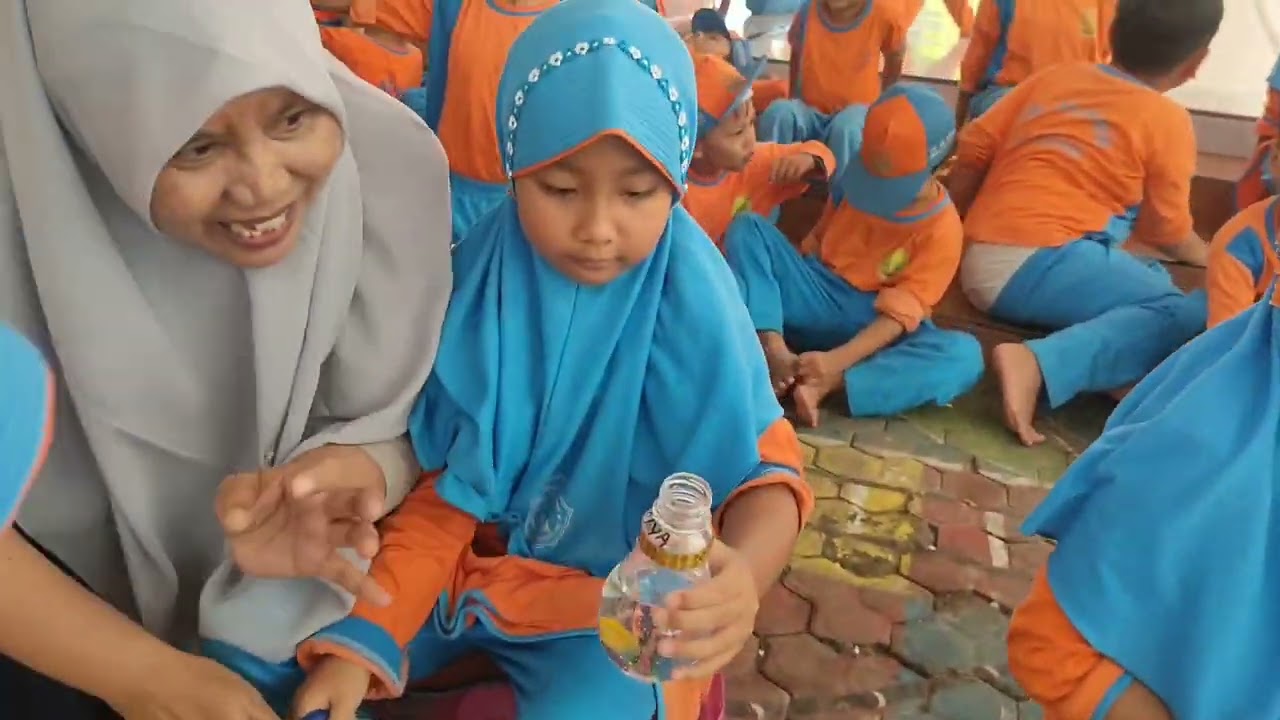 Belajar diluar sambil bermain pastinya