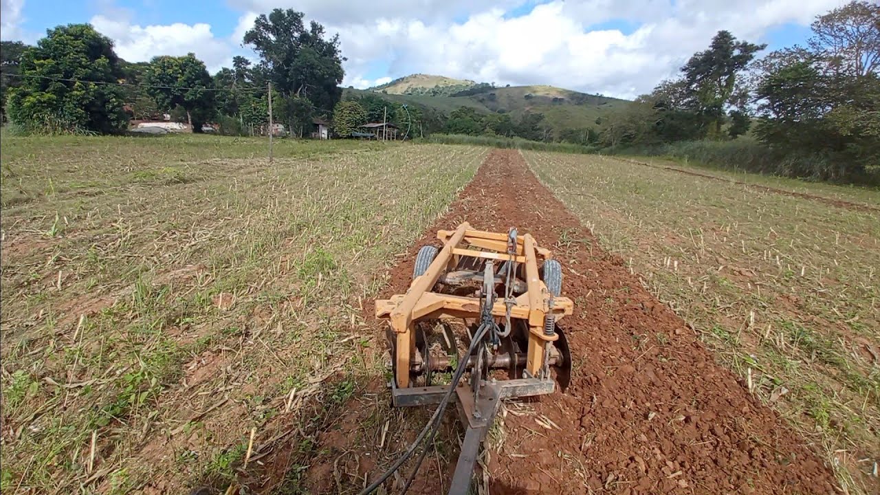 como gradear terra com trator v&iacute;deo mais completo na descri&ccedil;&atilde;o 👇
