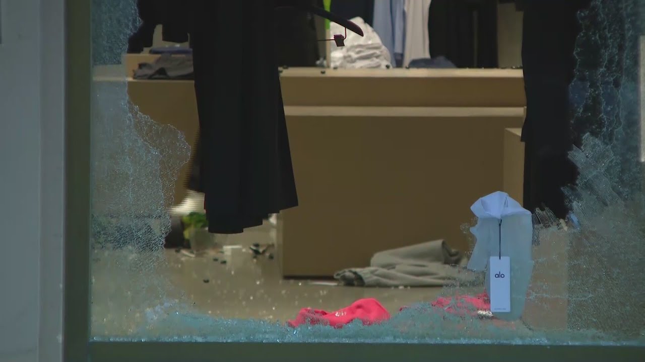 Burglars smash glass, steal merchandise from Magnificent Mile clothing store for 2nd time in less th