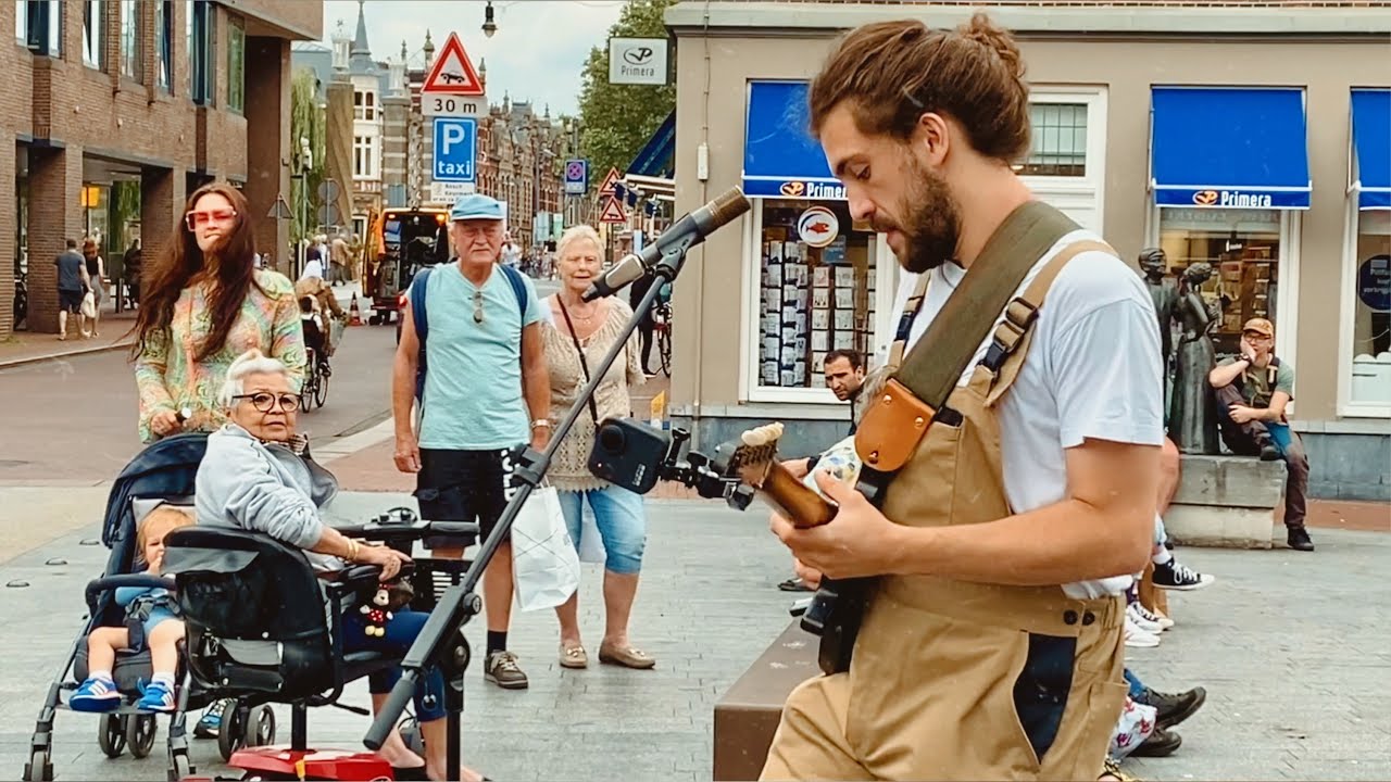 Street performer captivates audience with funky music - Borja Catanesi