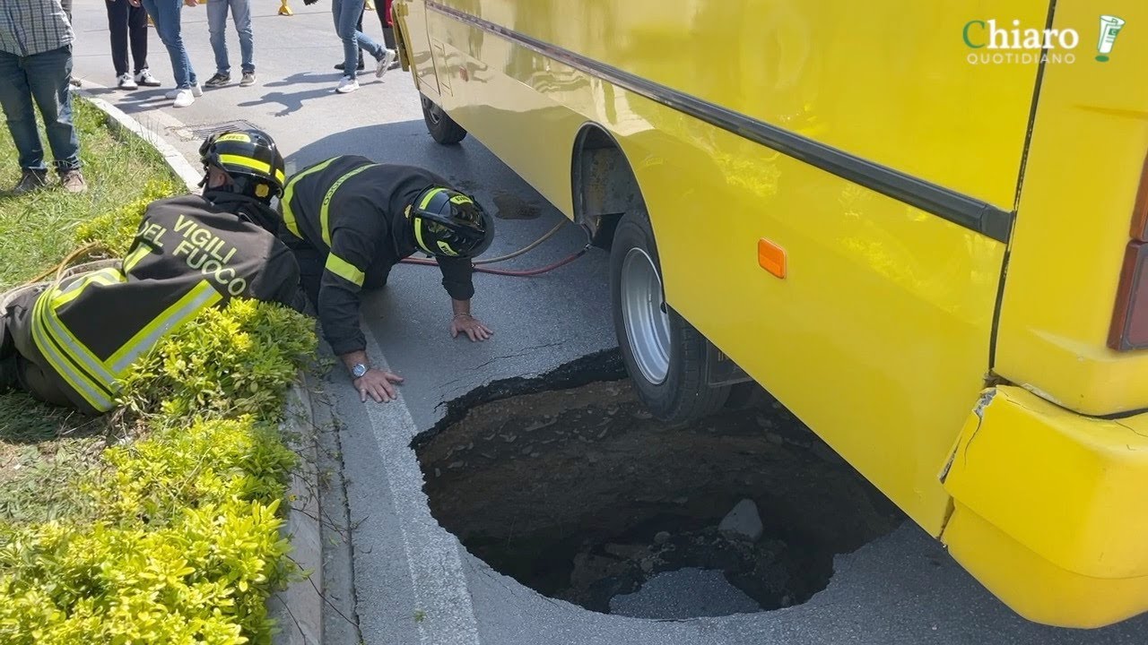 Vasto, liberato il pulmino incastrato nella voragine. Domani verifiche col robot cercaperdite