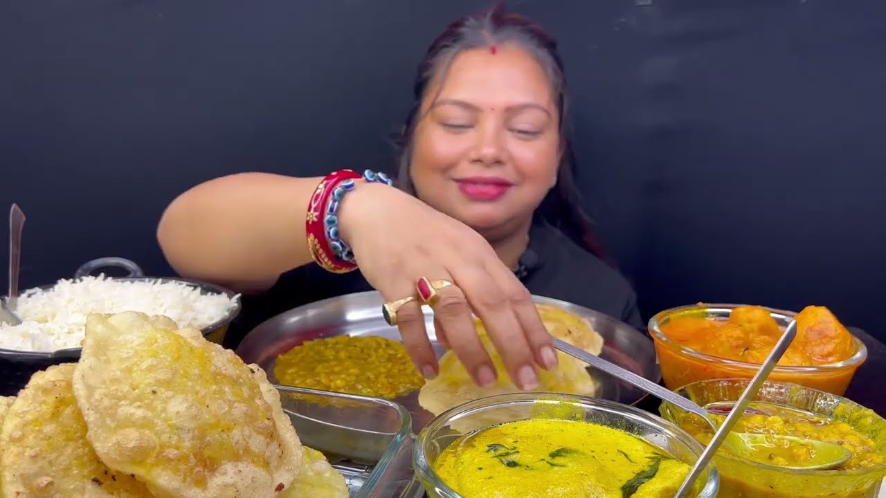 Bigbites, Eating Dalpuri, Cholar Dal, komola curry Alurdom'Rice with sorshe Hasher ডিম।।