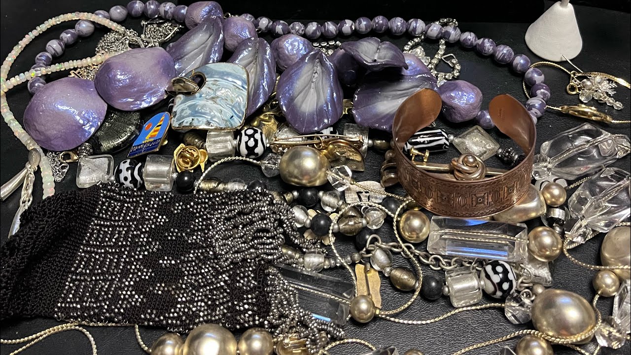 Vintage Jewelry Bag unbagging !