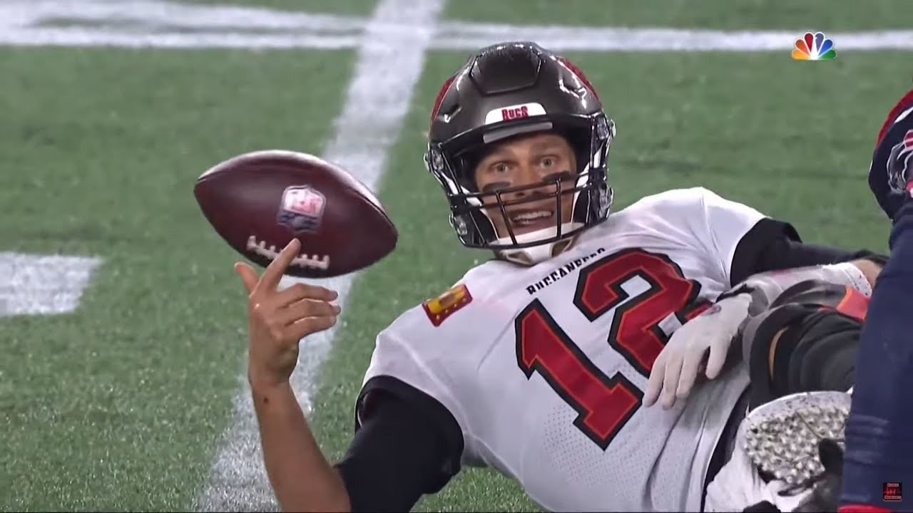 Tom Brady LAYS OUT on run for 1st down | Patriots vs Buccaneers
