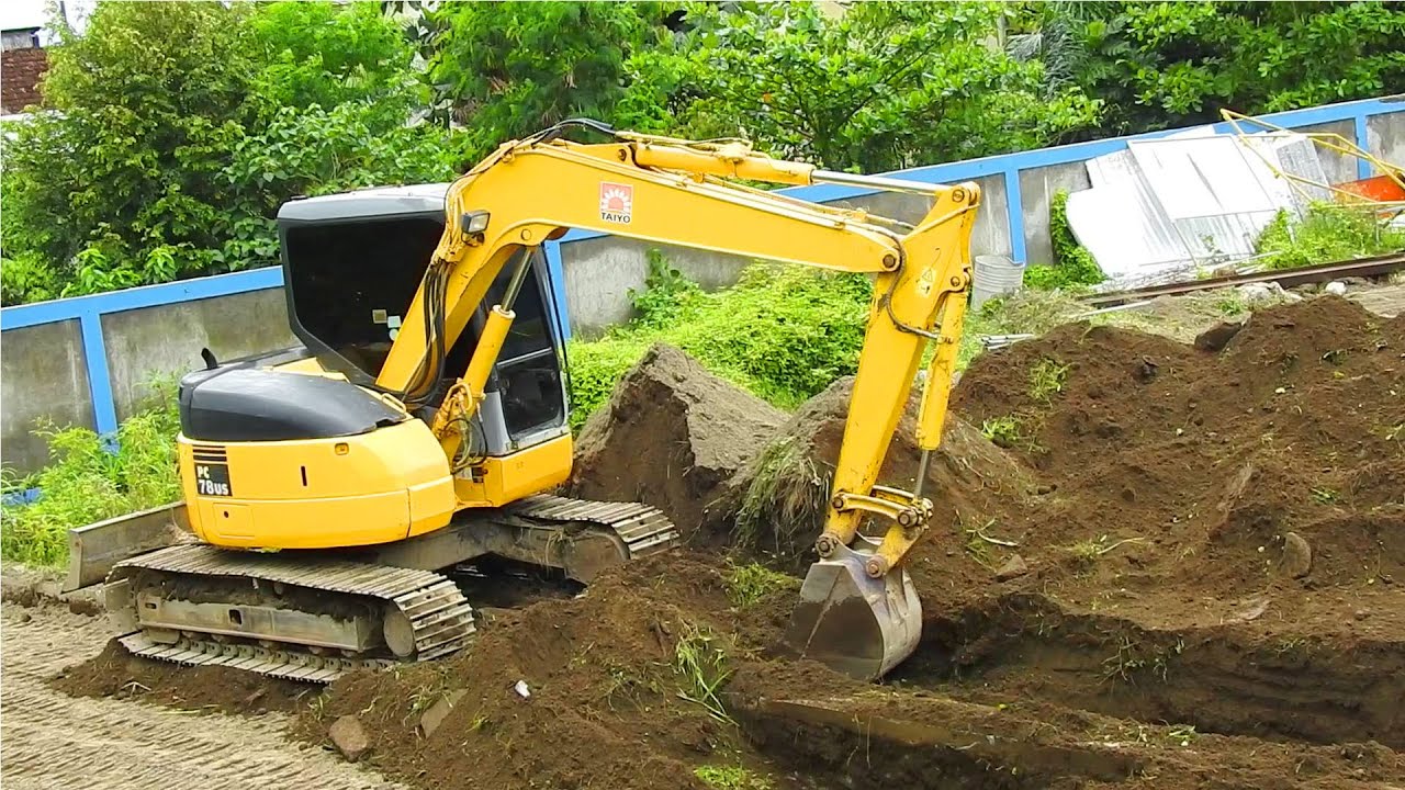 Mini Excavator Komatsu PC78us dig and moving dirt
