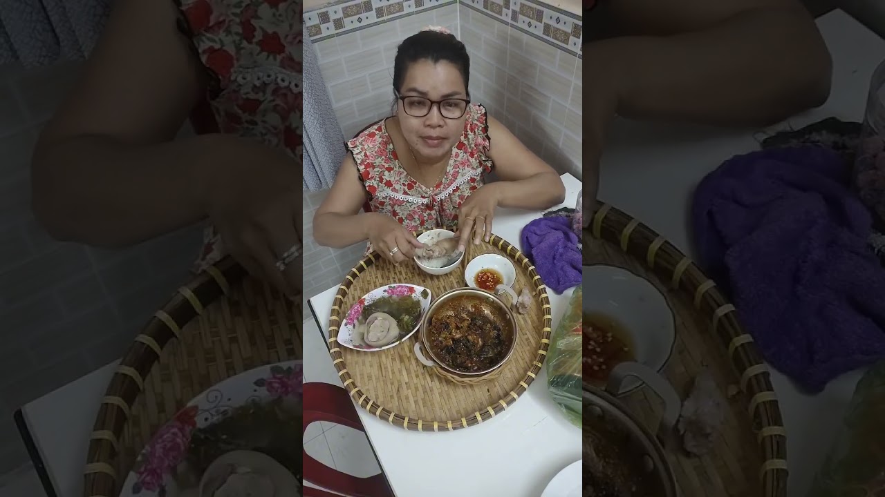 Ốc kho sả ớt ăn cùng canh cải chua nấu gìo heo .em mới cà nhà ăn cùng em nha
