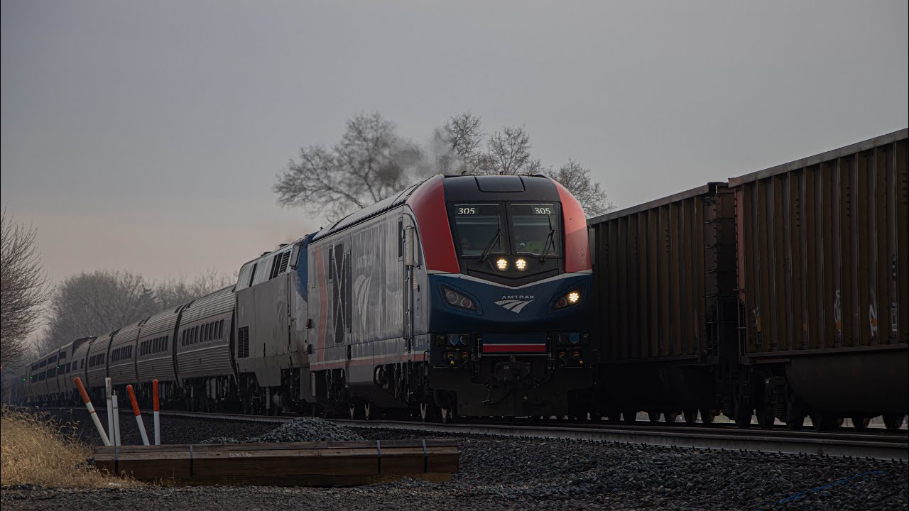 NS 880 lead by BNSF 5692 meets Amtrak 40 lead by AMTK 305 at CP358 in Butler, IN [12/24/25]
