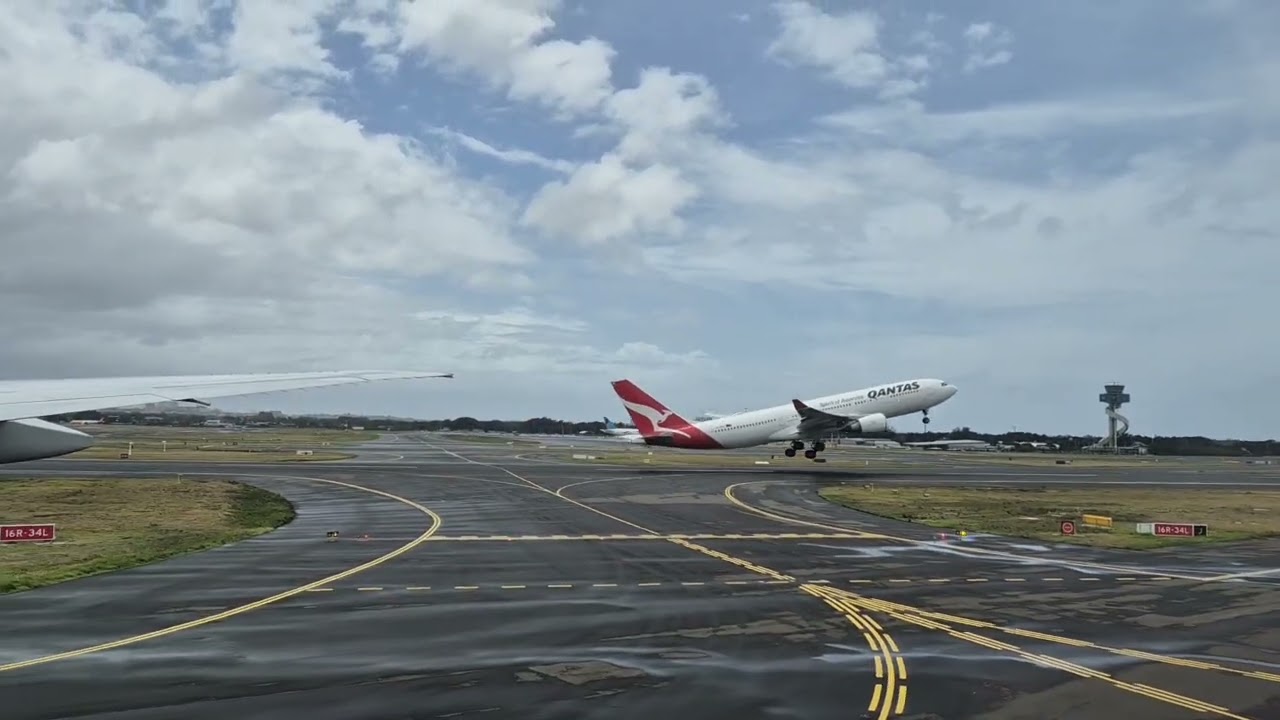 Cathay Pacific Boeing 777-300ER landing in Sydney 18/1/26