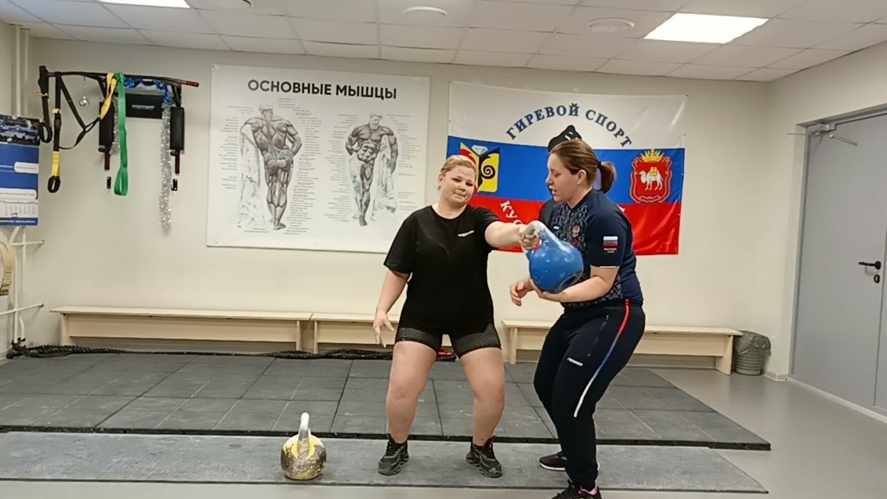 Как выполнить перехват гири за край дужки в Упражнении рывок?