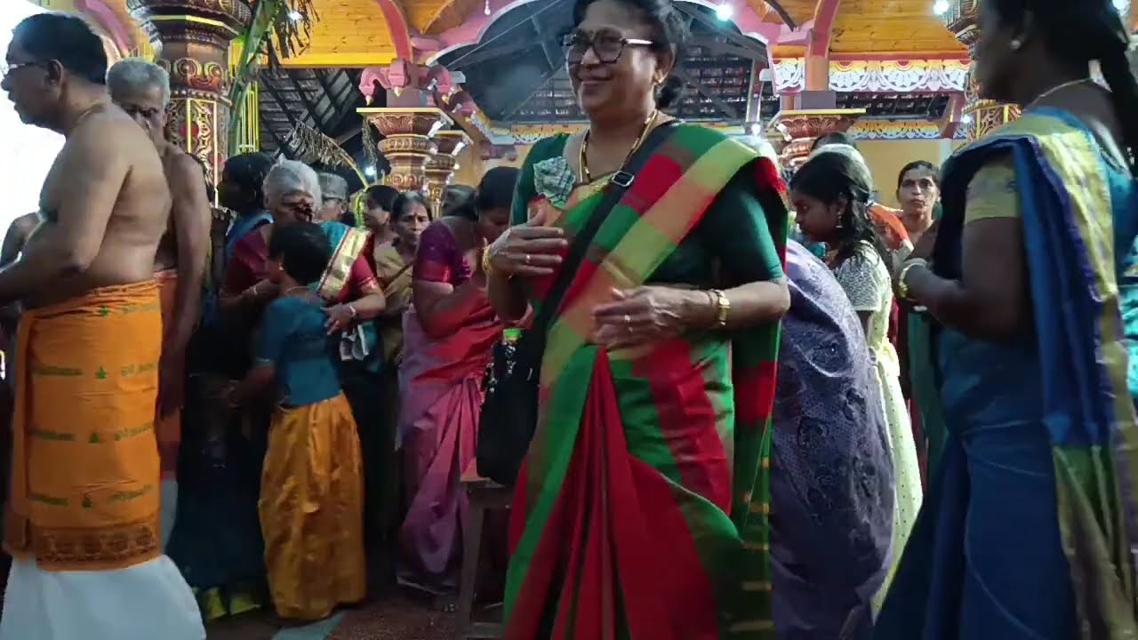 அனல்பறக்கும்தவில்நாதமுழக்கத்துடன்சுழிபுரம்அருள்மிகுகதிர்வேலாயுதசுவாமிஆலய  உள்வீதிஉலாவரும்காட்சி
