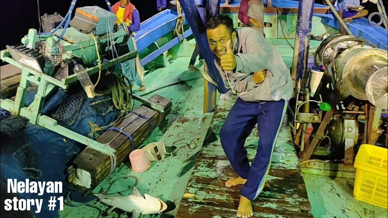 рыбалка посреди океана - традиционный индонезийский рыбак рембанг