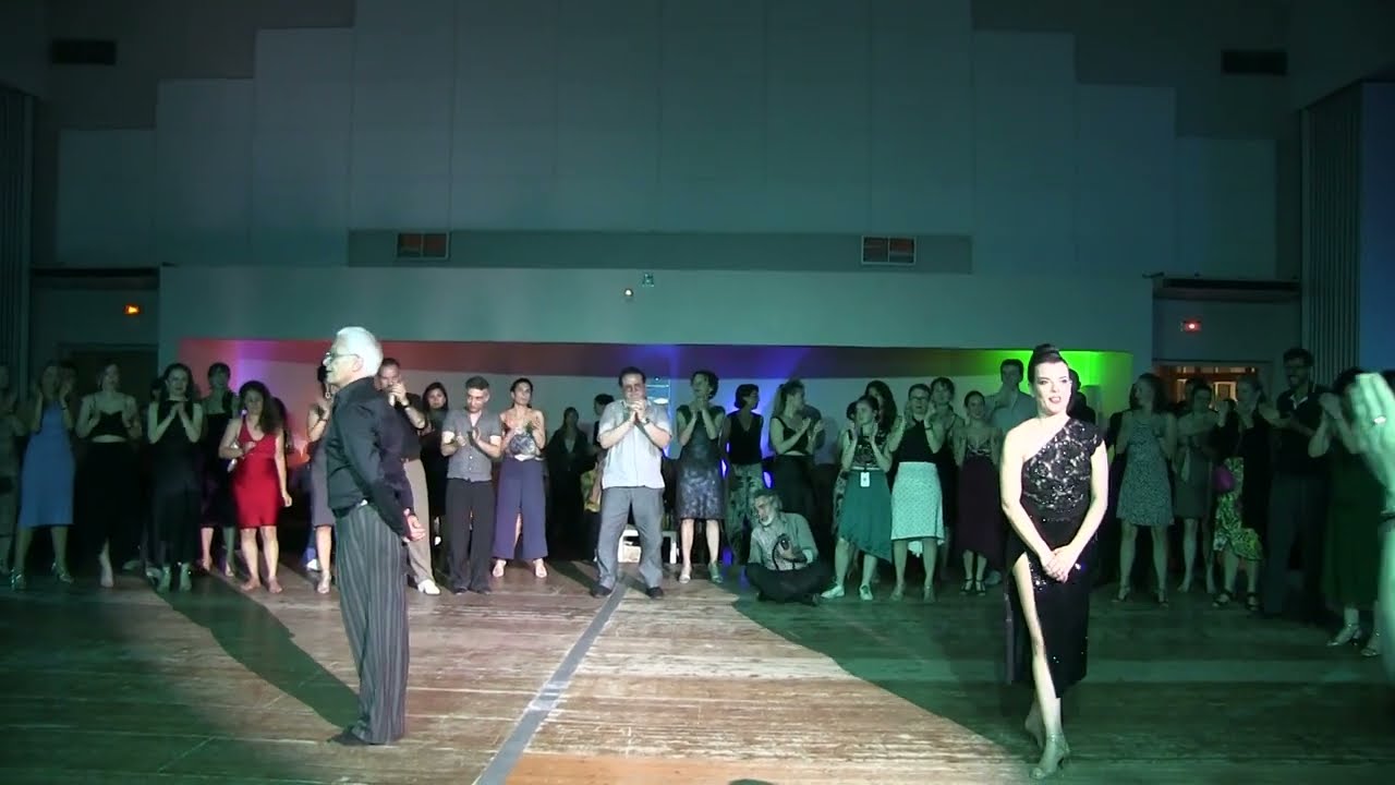Natalia et Roberto dansent sur le tango A Mis Viejos