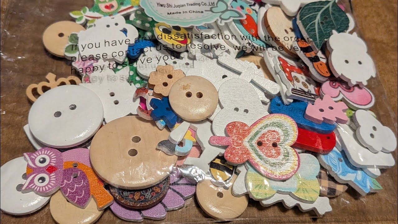 #whatsupwednesday  (on a Friday) buttons ,buttons and paper scraps. 💖🔘