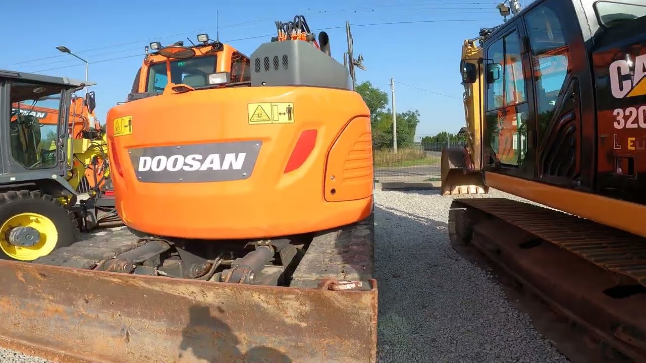 Koparka gąsienicowa Doosan DX140 - dywanik welurowy Max-Dywanik w kabinie koparki euromasz