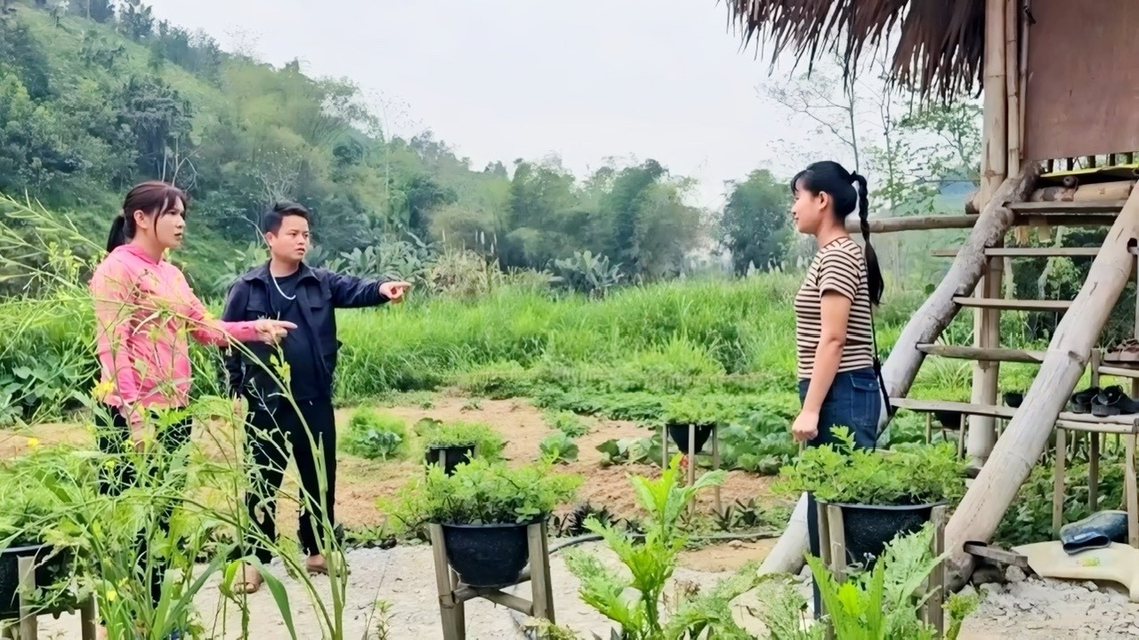 Both were surprised to see Luyen's ex-girlfriend show up at their house
