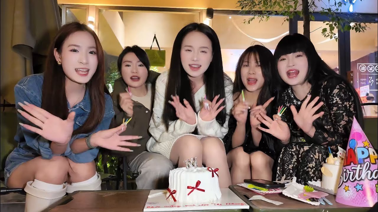 Chiếc Bánh Thành Tựu Năm 2025 Của Tuyết Ruồi Và Các Thành Viên Gãy TV