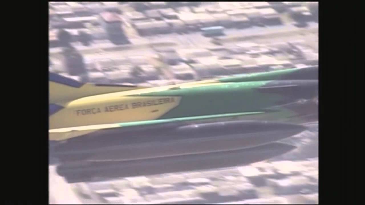 Seleção Brasileira Escoltada pelos Caças da Força Aérea Brasileira {2002}