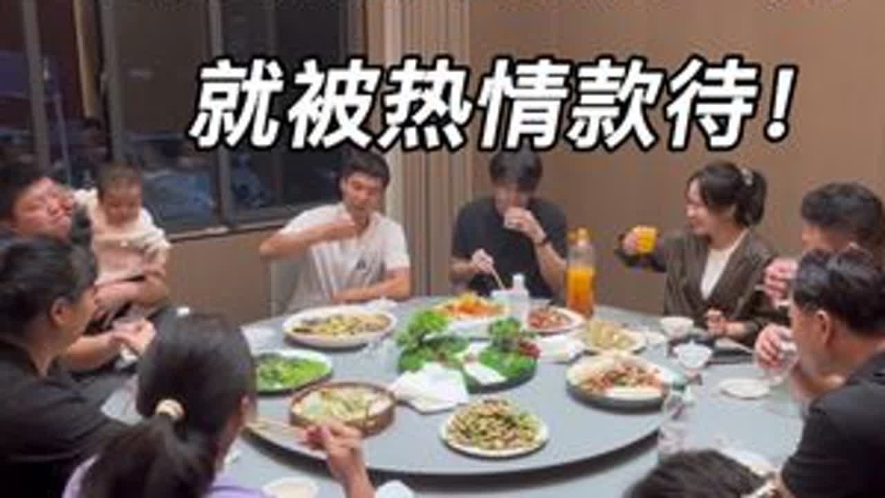 #家人相聚 #热情款待 #到河南了 @抖音热点 #记录真实生活  第一次来到河南，刚下车就被小张家人热情款待，带我们上饭店品尝河南美食😊😊，我也真切感受到河南人的热情😝😝