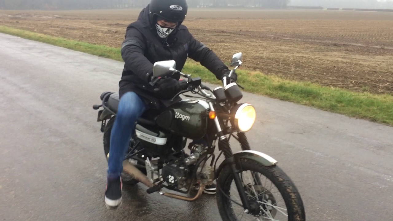 Mijn eerste keer op een schakelbrommer AGM Caf&eacute;racer
