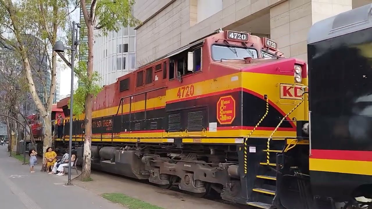 El Tren Ejecutivo Kansas City Southern Mexico arrives bat Polanco, Mexico City.