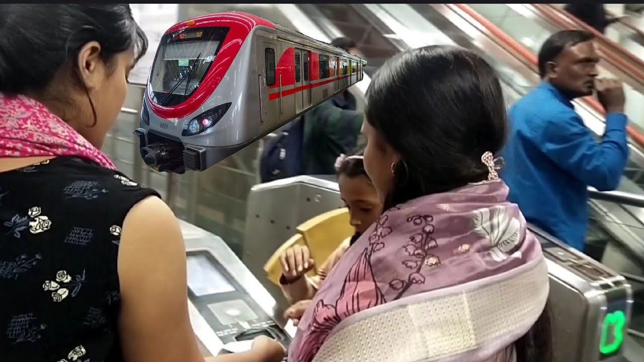 “Didi ne sikha Metro ticket scan 🚇😄”.