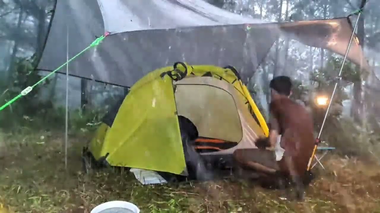 HEAVY RAIN AND THUNDERSTORMS WHEN CAMPING ALONE ⛈️IN THE RELENTLESS RAIN INSIDE THE TENT