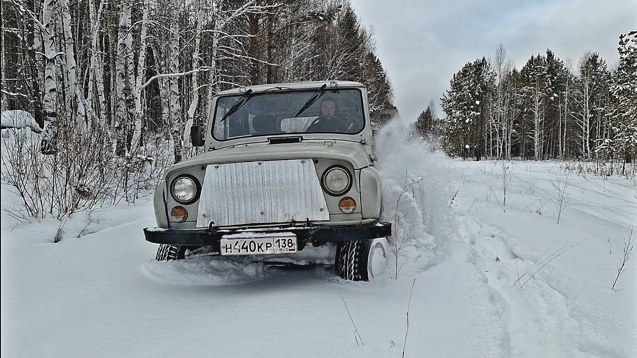 УАЗ прёт по снегу, как ошпаренный❄️ Предновогодняя поездка по лесу🎄