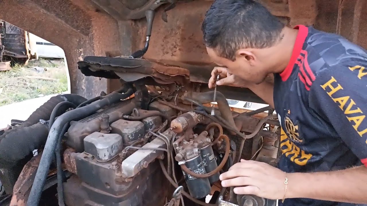 Tudo sobre MWM X10 - Luiz tirando a bomba injetora do Agrale véio