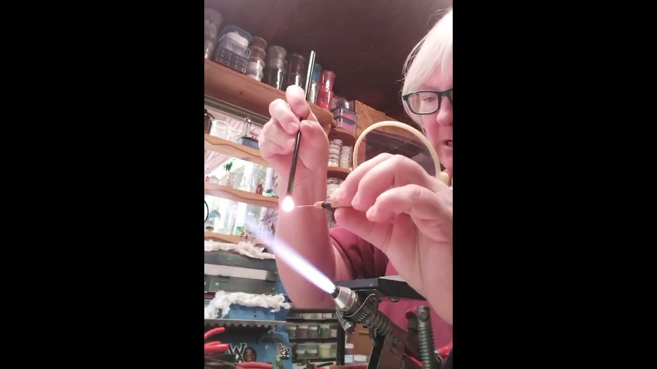 Making a glass leaf headpin
