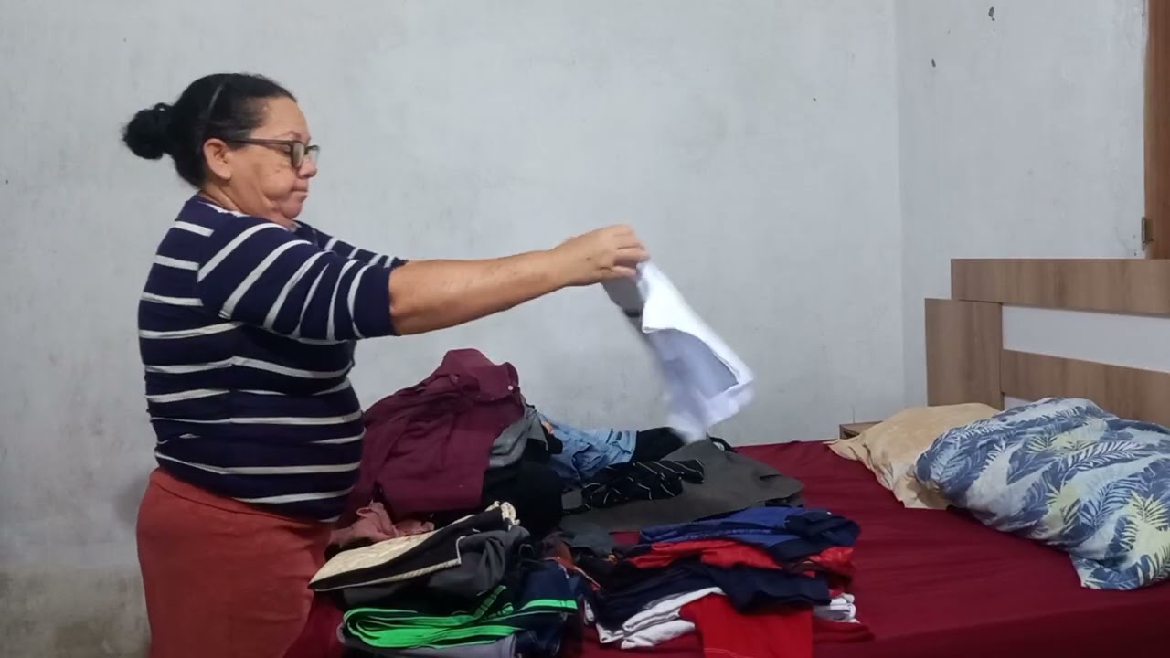 Dobrando as roupas pra guardar 
