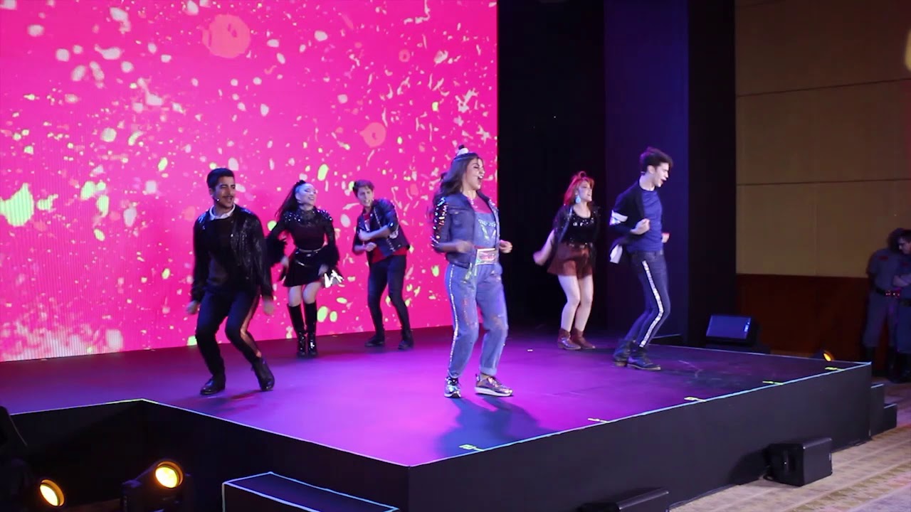 Disney BIA - Elenco canta 'Lo Mejor Comienza' AO VIVO para os fãs!