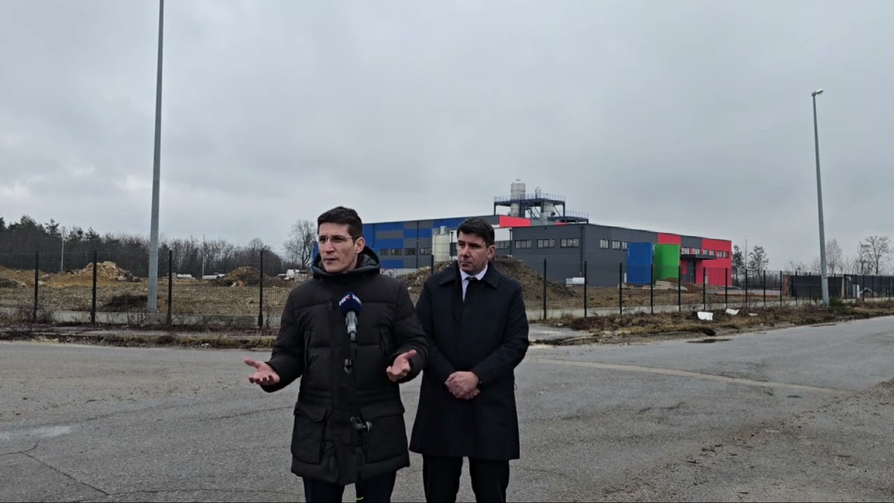 Zvonimir Troskot na konferenciji za medije ispred tvornice litija u Gospiću