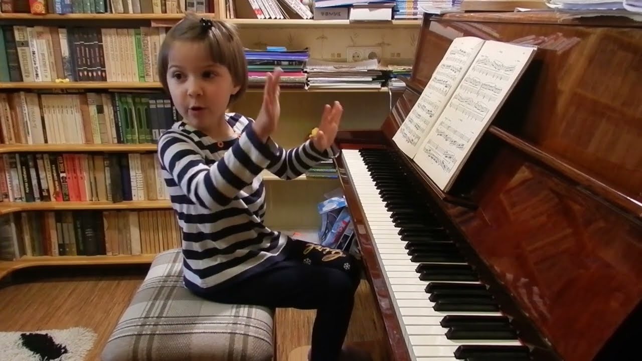 Марианна Лемешкина 4 года 6 месяцев. Работа над этюдом К.Черни.