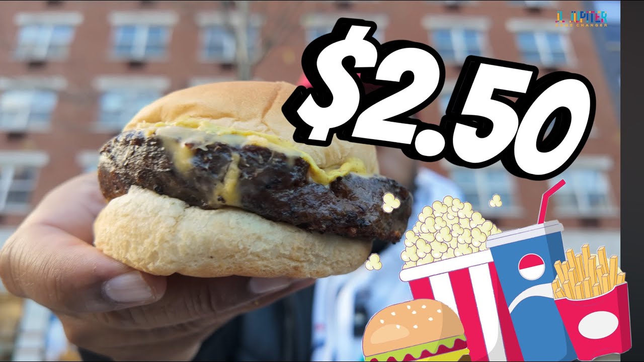 Бургер за 2,50 доллара в ресторане Mo's Famous Burger в Гарлеме, штат Нью-Йорк