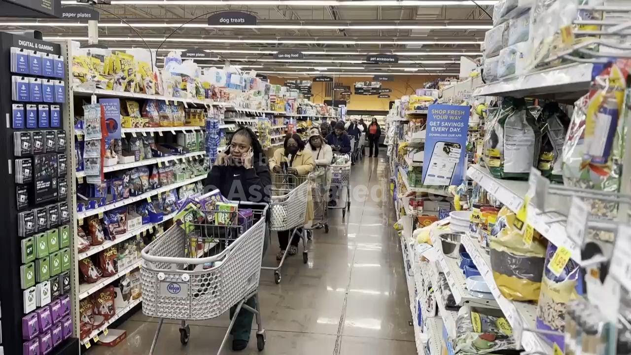 Long checkout lines in Georgia grocery store as winter storm looms