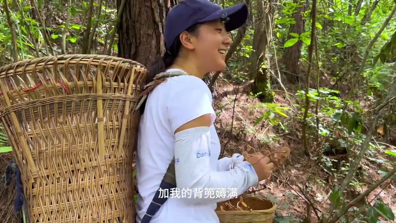 高手捡菌子，就是这么挑剔！又是姐妹倆进货的一天 #mushroom #outdoors 