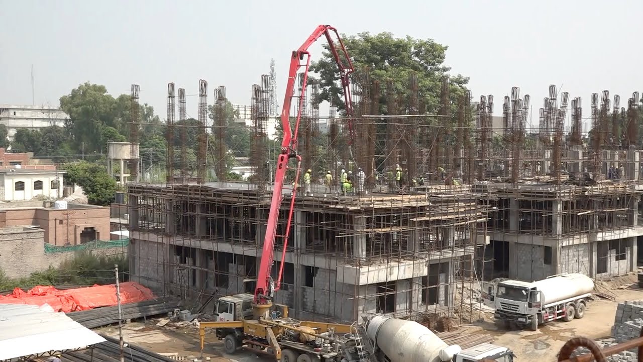 GLOBALink | Main building of Chinese-built hospital in Pakistan topped off